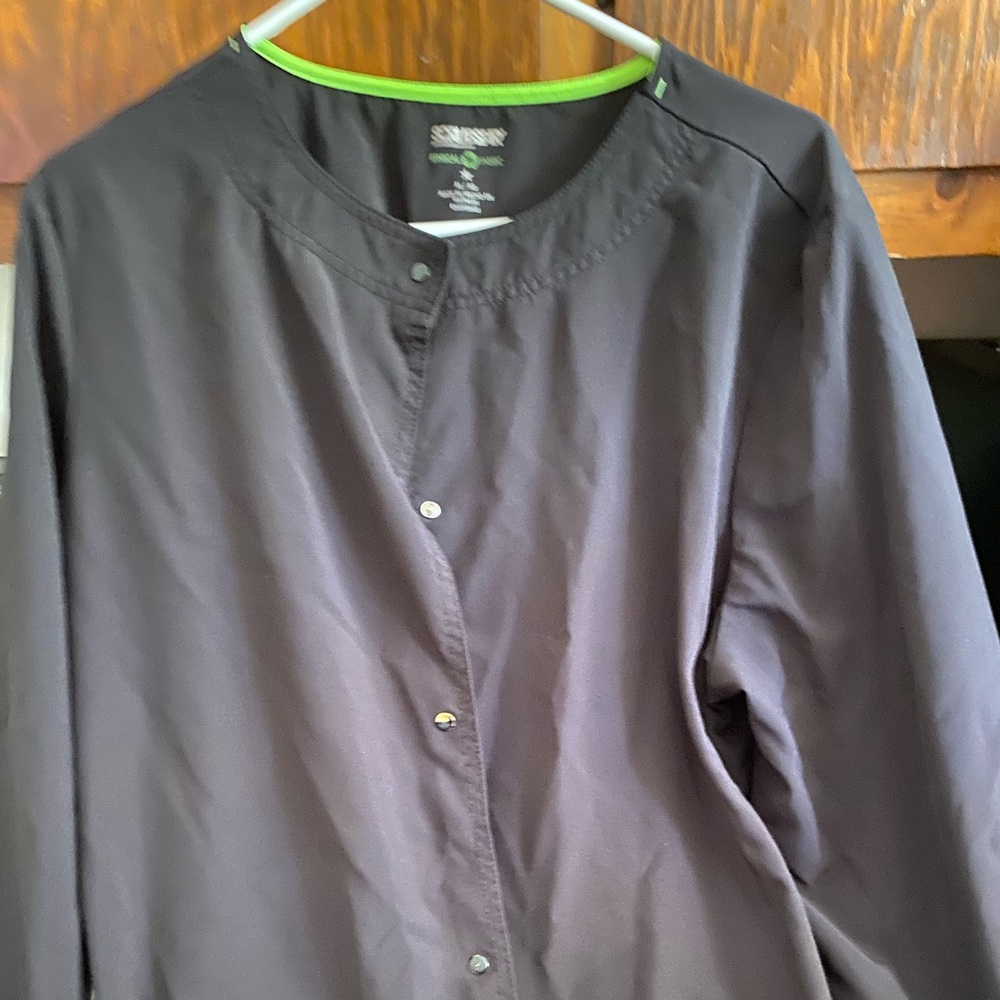 Women’s black snap scrub jacket. XL